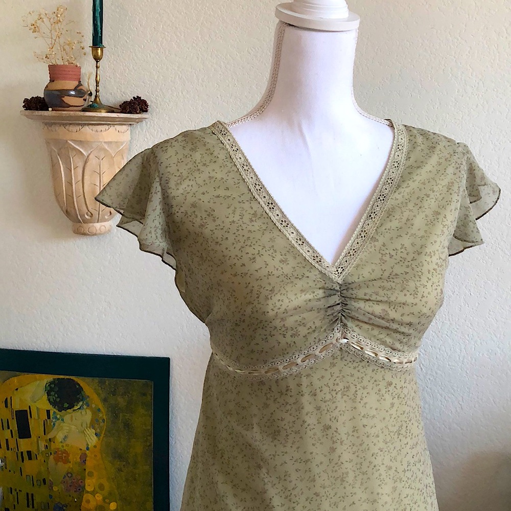 Gorgeous vintage sage green floral top